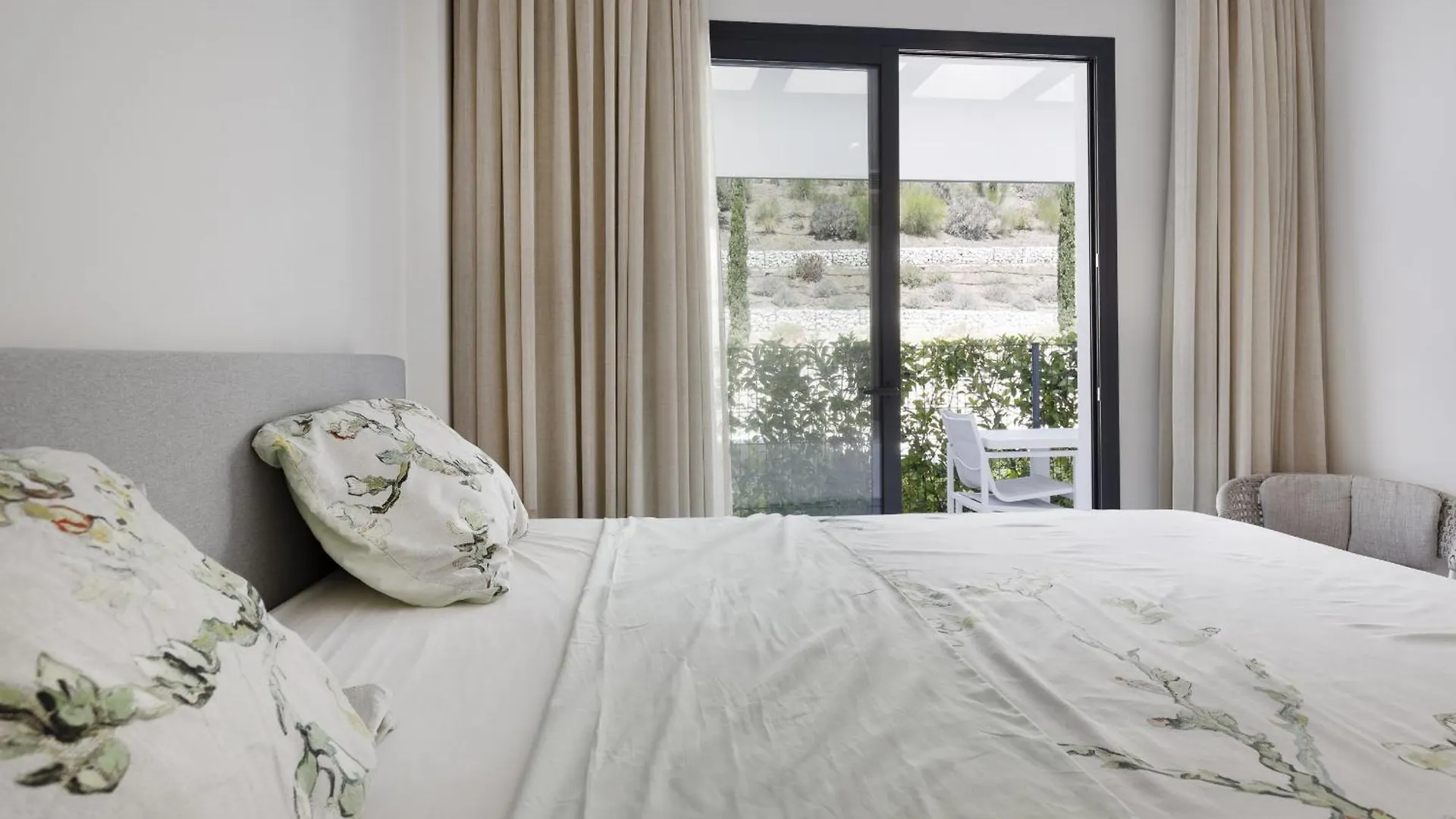 Exlusive Apartment With Garden In Higueron Fuengirola